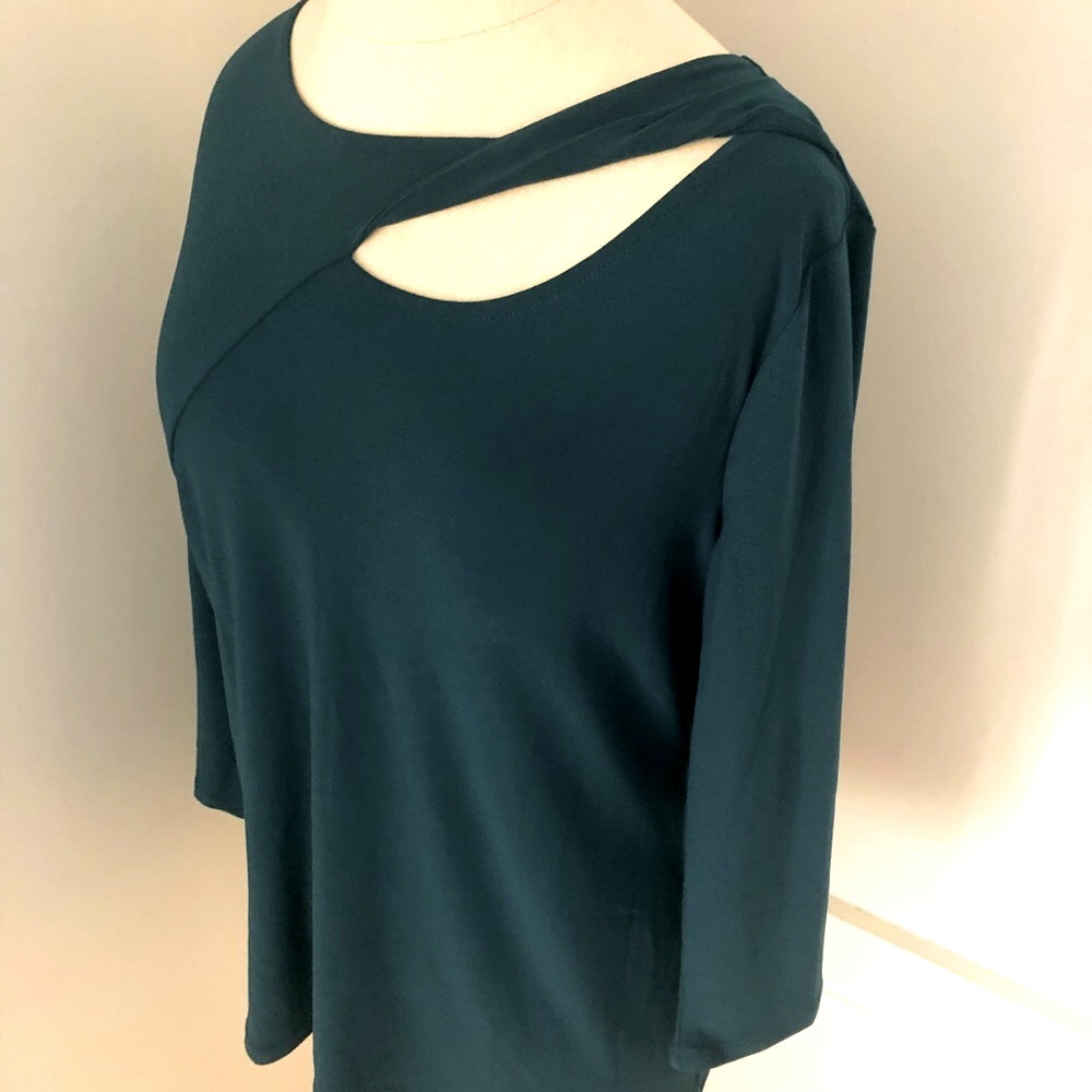 NWT Chicos Emerald Cut Out Silky Top, sz 0 = 4, XS
